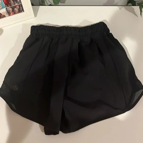 lululemon hotty hot shorts - Picture 3 of 4